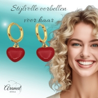 Goudkleurige Huggie Oorringen met Rood Hartje -