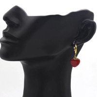 Goudkleurige Huggie Oorringen met Rood Hartje -