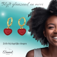 Goudkleurige Huggie Oorringen met Rood Hartje -