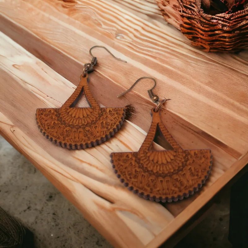 Oorbellen &acirc;&euro;&ldquo; Elegante Houten Oorhangers Waaiervorm Bruin Opgewerkt Motief Dames -