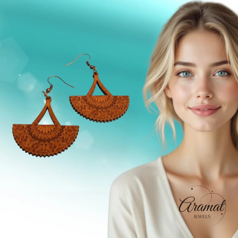 Oorbellen &acirc;&euro;&ldquo; Elegante Houten Oorhangers Waaiervorm Bruin Opgewerkt Motief Dames -