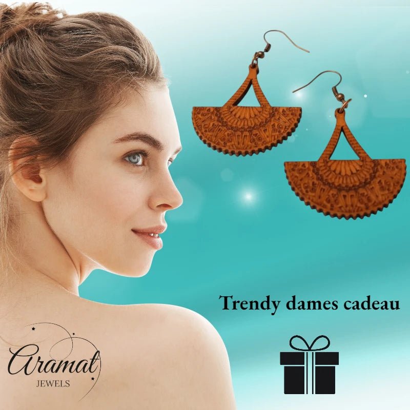 Oorbellen &acirc;&euro;&ldquo; Elegante Houten Oorhangers Waaiervorm Bruin Opgewerkt Motief Dames -