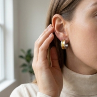 Oorringen &acirc;&euro;&ldquo; Bicolor RVS met Brede Goudkleurige Streep (13mm) -