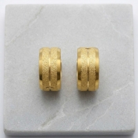 Oorringen &acirc;&euro;&ldquo; Goudkleurig Staal Sandblasted Strepen (13x7mm) -