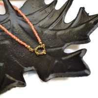 Zalmroze Rocailles Bedelketting met slotje voorkant - Goudkleur - Dames