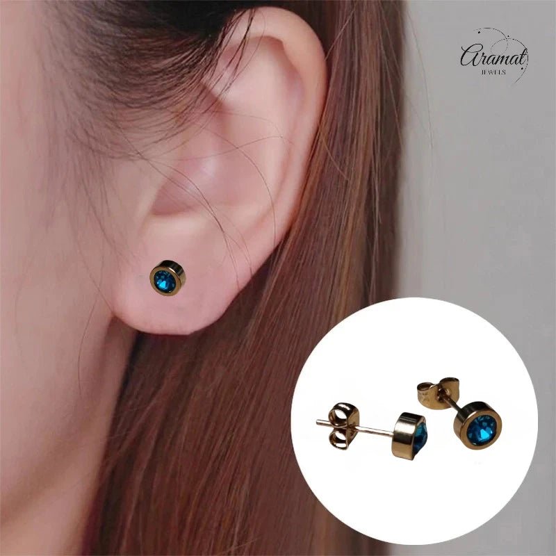 Goudkleurige oorbellen met aqua blauw zirkonia 6mm -