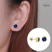 Goudkleurige oorbellen met donkerblauwe zirkonia &acirc;&euro;&ldquo; 7 mm -