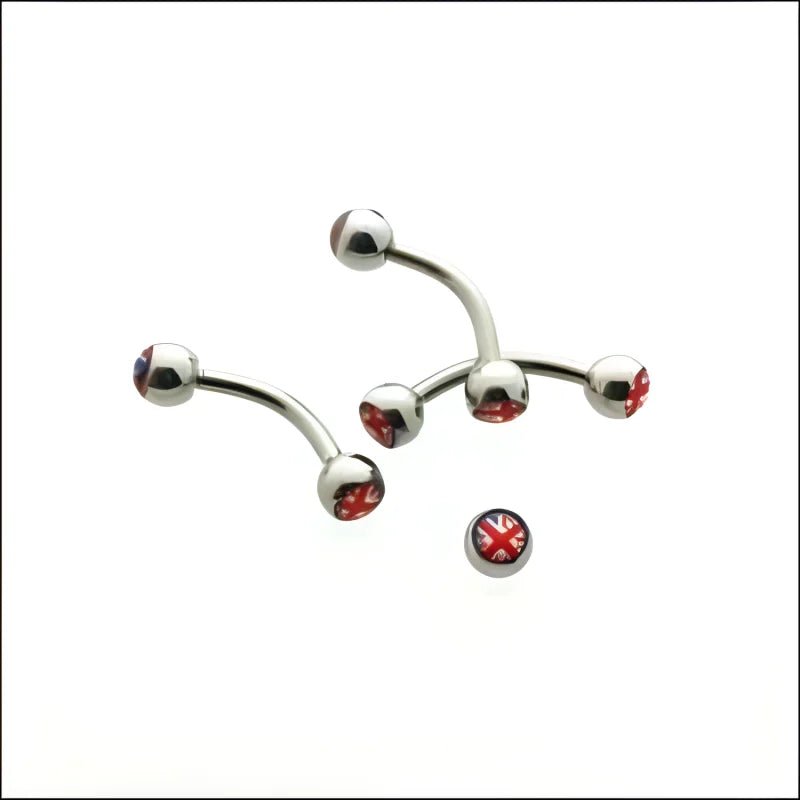 wenkbrauw piercing met Engelse vlag