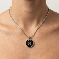 Ronde Ashanger Tribal Design &acirc;&euro;&ldquo; Staal & Emaille Gedenksieraad - Unisex