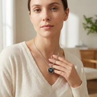 Ronde Ashanger Tribal Design &acirc;&euro;&ldquo; Staal & Emaille Gedenksieraad - Unisex