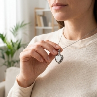Hart Ashanger met Sierlijke Rand &acirc;&euro;&ldquo; Zilverkleurig Gedenksieraad Zonder Ketting - U