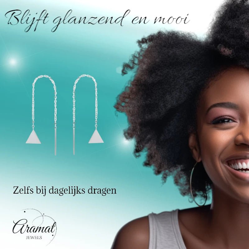 Zilverkleurige doortrek oorbellen driehoek -