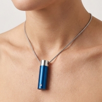 Stalen Blauwe Ashanger &acirc;&euro;&ldquo; Gedenksieraad met Betekenis Zonder Ketting - Unisex