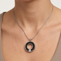 Zwarte Ronde Stalen Ashanger &acirc;&euro;&ldquo; Stoer Gedenksieraad Zonder Ketting - Unisex