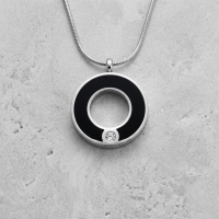 Zwarte Ronde Stalen Ashanger &acirc;&euro;&ldquo; Stoer Gedenksieraad Zonder Ketting - Unisex