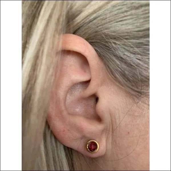 Goudkleurige oorbellen rood 6mm &acirc;&euro;&ldquo; Staal -