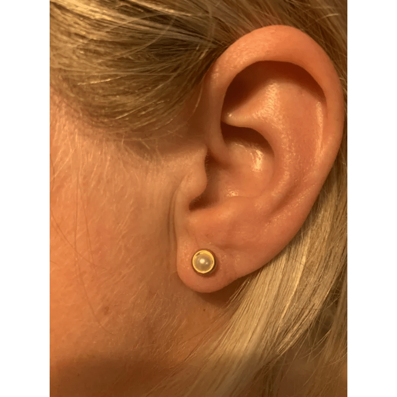 Oorbellen &acirc;&euro;&ldquo; Parel Wit in Goudkleurig Design (6mm) -