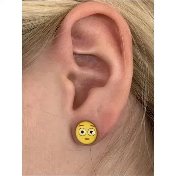 Vrolijke Gele Smiley Oorstekers 9mm - Smiley-ondeugend-9mm -