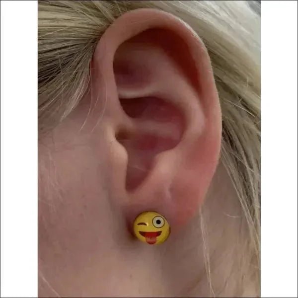 Vrolijke Gele Smiley Oorstekers 9mm - Smiley-Schaterlach-9mm -