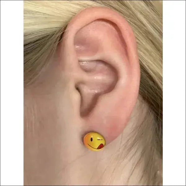 Vrolijke Gele Smiley Oorstekers 9mm - Smiley-Schaterlach met tranen-9mm -