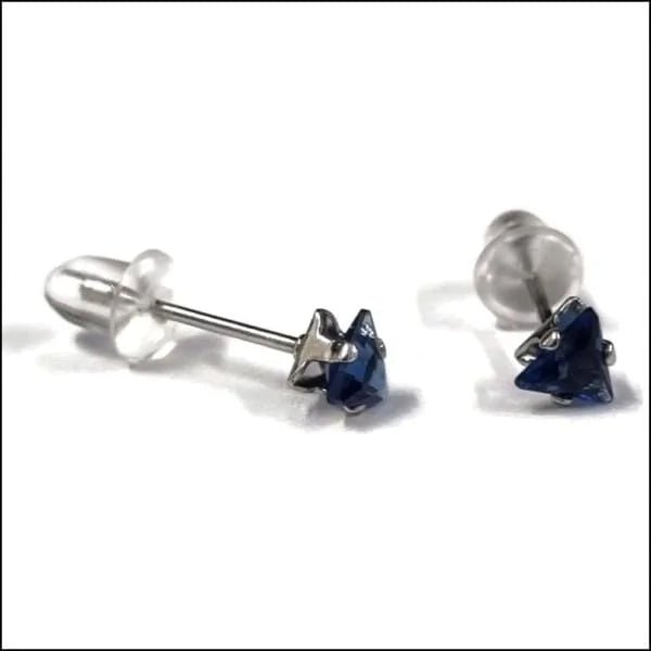 RVS Zweerknopjes Driehoek Zirkonia  - Geometrische Studs - Zilverkleurig / 4 mm / Donker Blauw -