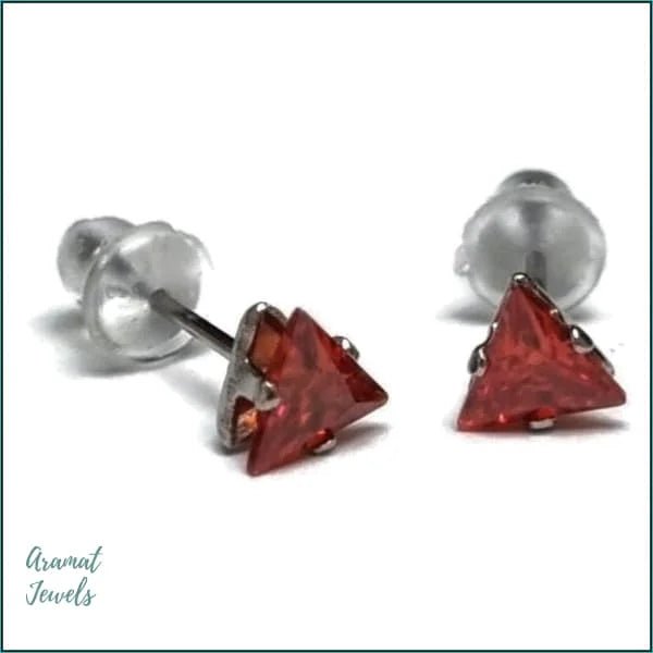 RVS Zweerknopjes Driehoek Zirkonia  - Geometrische Studs - Zilverkleurig / 5 mm / Robijn Rood -