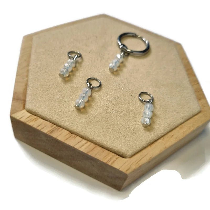 Parelglans Kralen Bedeltje 3 Facet - Oorbel Charm - Zilverkleur / Wine red-pearl shine - Unisex