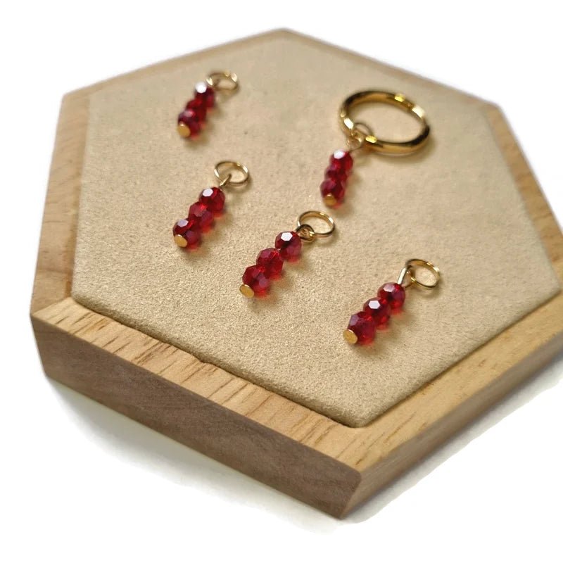 Parelglans Kralen Bedeltje 3 Facet - Oorbel Charm - Goudkleur / Wine red-pearl shine - Unisex