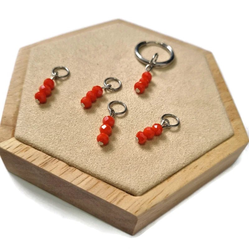 Parelglans Kralen Bedeltje 3 Facet - Oorbel Charm - Zilverkleur / Vermilion red-pearl shine - Unisex
