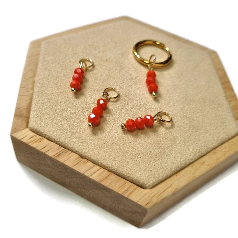 Parelglans Kralen Bedeltje 3 Facet - Oorbel Charm - Goudkleur / Vermilion red-pearl shine - Unisex
