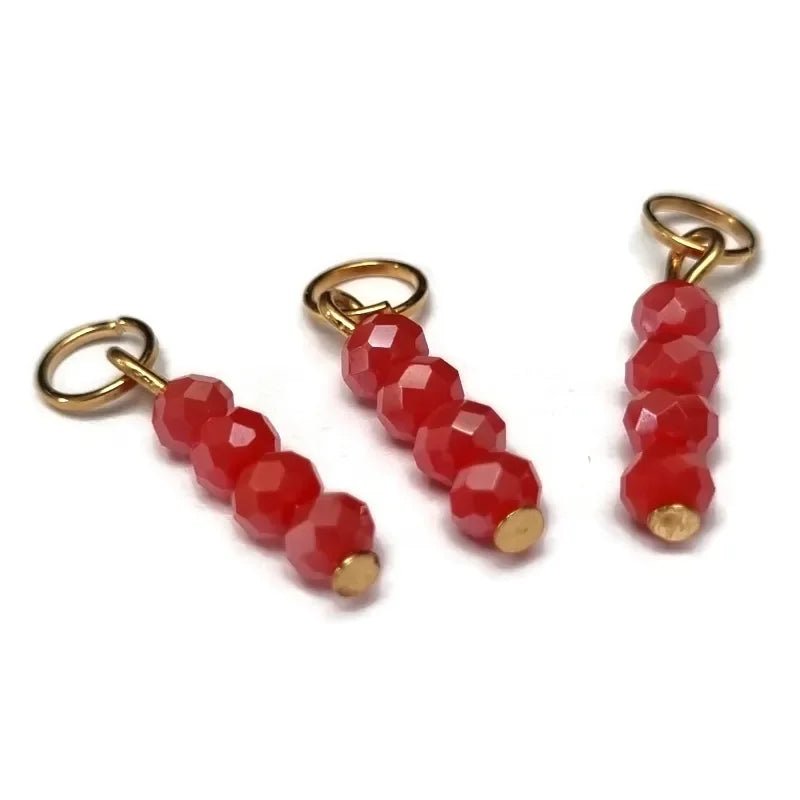 Kralen bedeltje Rood voor bedelketting of oorring - Goudkleur / 4 kraaltjes - Unisex