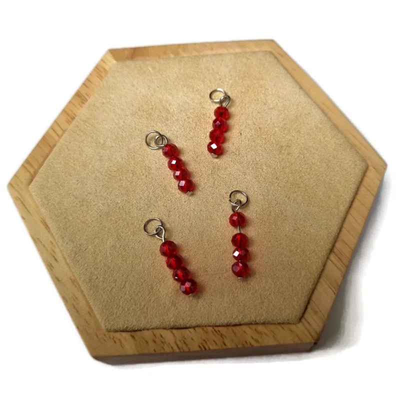 Exotisch Rood Kralen Bedeltje - Zilverkleur / 4 kralen - Unisex