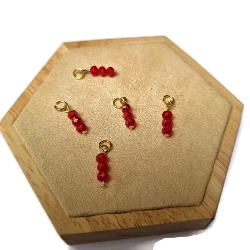 Exotisch Rood Kralen Bedeltje - Zilverkleur / 4 kralen - Unisex