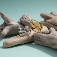 Open Ring Driedubbele Band: Glad en Gehamerd (15 mm RVS) - Goudkleur -