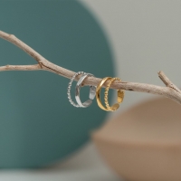 Open Ring RVS met Dot en Gehamerde Lijn (7 mm) - Goudkleur -