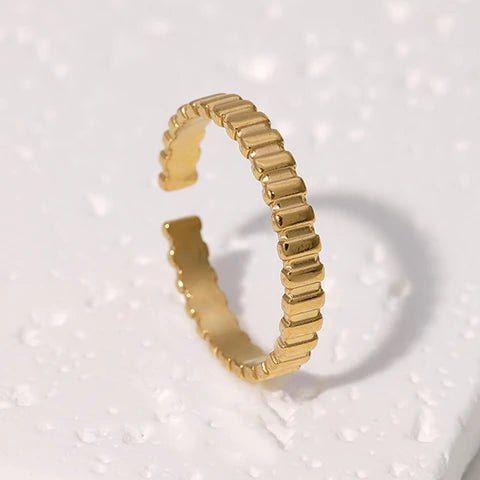 Verstelbare RVS Ring met Blokjes Motief - 3mm Breed - Goudkleur -